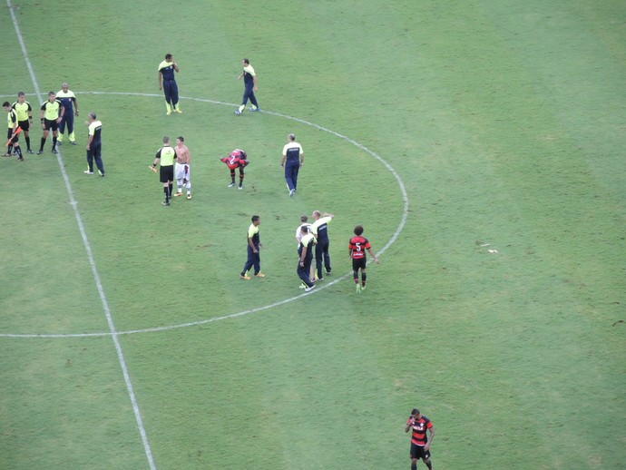 Invasão de campo Fluminense Flamengo Brasília (Foto: Gustavo Rotstein)