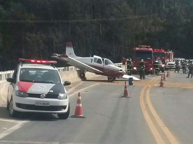[Brasil] Avião de pequeno porte faz pouso forçado em rodovia em Mairiporã (SP) Bimotor1