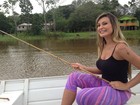 Andressa Urach pesca piranha em gravação de reality show alemão