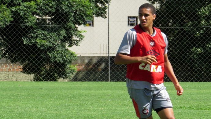 Zagueiro Lula do sub-23 do Atlético-PR (Foto: Fernando Freire)