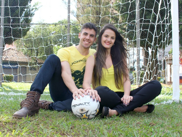 Casal antecipa 1º Dia dos Namorados para assistir jogo da Copa do Mundo (Foto: Gabriela Pavão/ G1 MS)