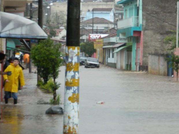 Moradores ficam ilhados com alagamento na Rua Oscar Janson em São João da Boa Vista (Foto: Franco Júnior/Arquivo Pessoal)