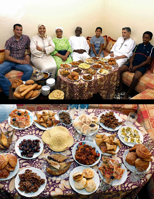 Família Aazzab aguarda para a primeira refeição do dia, o Iftar, no cair da tarde em Casablanca, Marrocos (Foto: Abdeljalil Bounhar/AP)