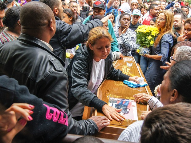 Corpos de quatro jovens mortos em chacina na Zona Leste são enterrados em SP (Foto: MARCO AMBROSIO/FRAMEPHOTO/ESTADÃO CONTEÚDO)