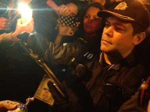 PM encontra faca com manifestante em protesto no Leblon (Foto: Gabriel Barreira/G1)