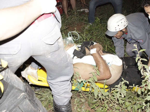 Motorista de apoio dormia no momento do acidente. (Foto: Valdivan Veloso / G1)