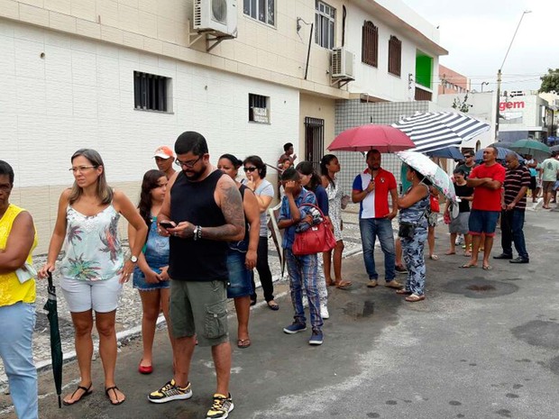 População faz fila para receber vacina contra febre amarela neste domingo (2), no Multicentro Amaralina (Foto: Julio Cézar/TV Bahia)