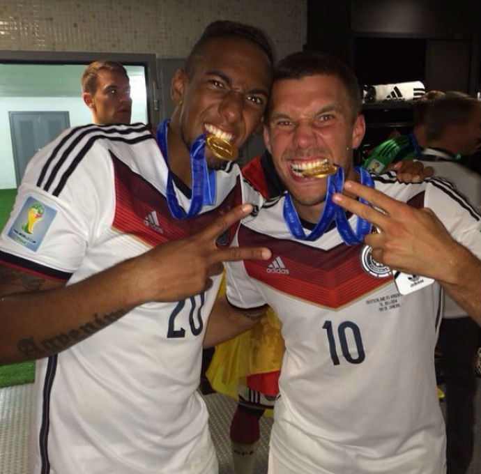 Boateng e Götze comemoram título e mordem as medalhas de campeão (Foto: Reprodução/Instagram)