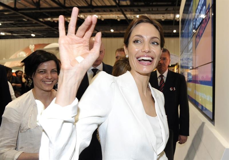 A atriz Angelina Jolie participa da abertura da primeira cúpula mundial realizada para acabar com a violência sexual em conflitos, em Londres, na Inglaterra