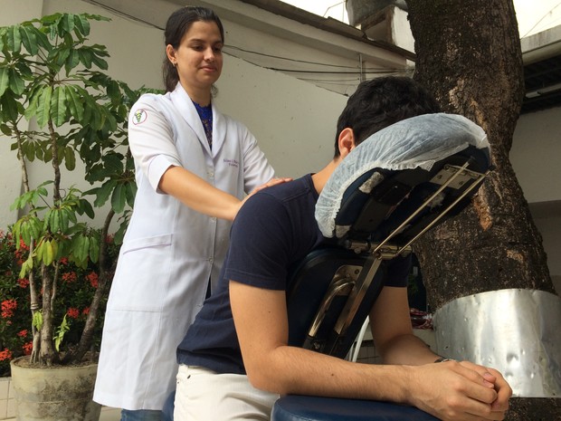 Estudante João Paulo recorre à massagem para se acalmar na reta final do Enem (Foto: Thays Estarque/G1)