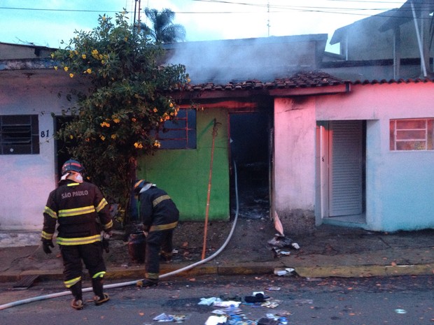 Bombeiros foram acionados para apagar o incêndio na casa. (Foto: Caio Teixeira/VCnoG1)