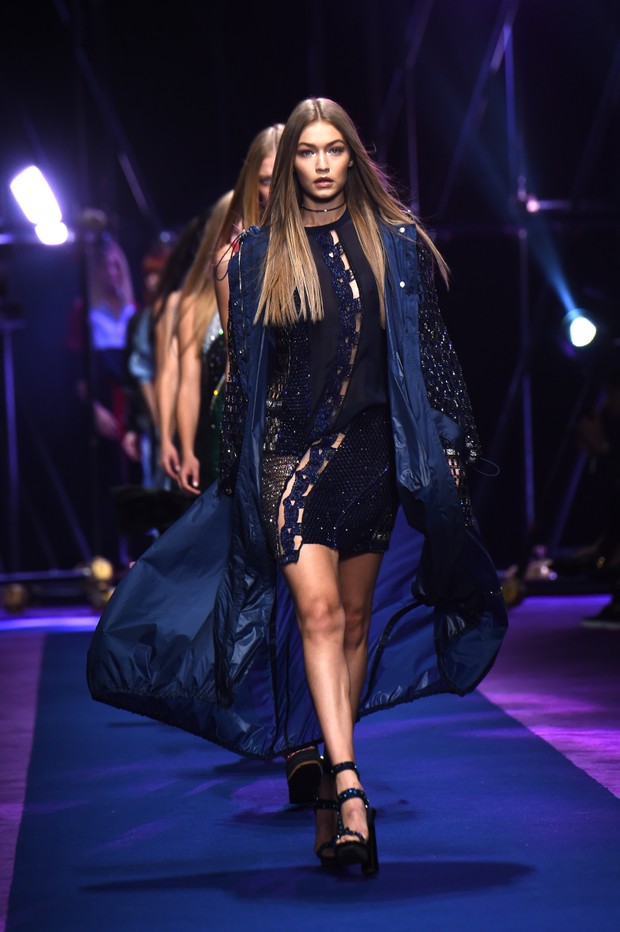 A modelo Gigi Hadid  desfila na semana de moda de Milão (Foto: AFP)