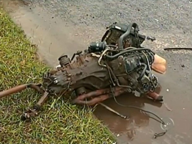 Motor do veículo foi arrancado com o impacto da batida. (Foto: Reprodução TV TEM)