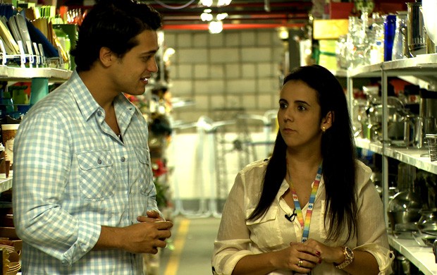 Ator de Flor do Caribe conversa com Biatriz Nascimento, supervisora de almoxarifado (Foto: Vídeo Show / TV Globo)