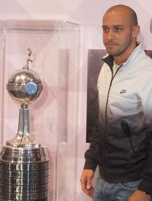 Alessandro com a taça da Libertadores Corinthians (Foto: Leandro Canonico / Globoesporte.com)