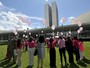 Grupo solta balões em Brasília para marcar dia contra o câncer de mama