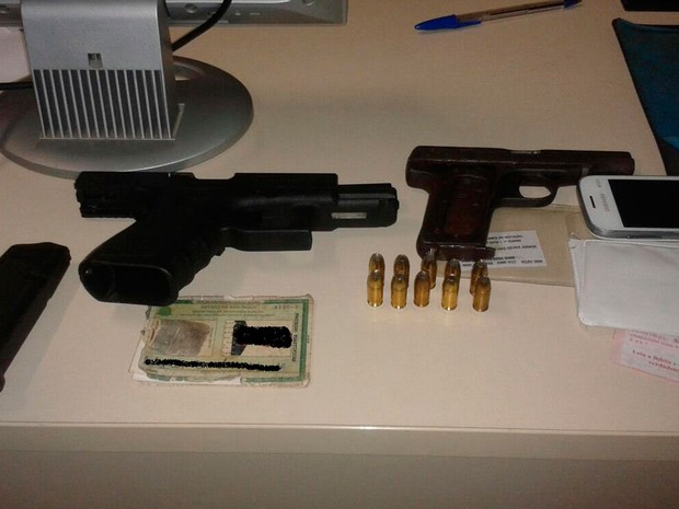 Armas foram apreendidas com suspeito no bairro de Pernambués, em Salvador (Foto: Divulgação/Polícia Militar)