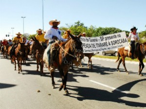 Cavaleiros e muladeiros na 6º Tropeada, em 2011, entre Itararé (SP) e Sorocaba (SP). (Foto: Divulgação)