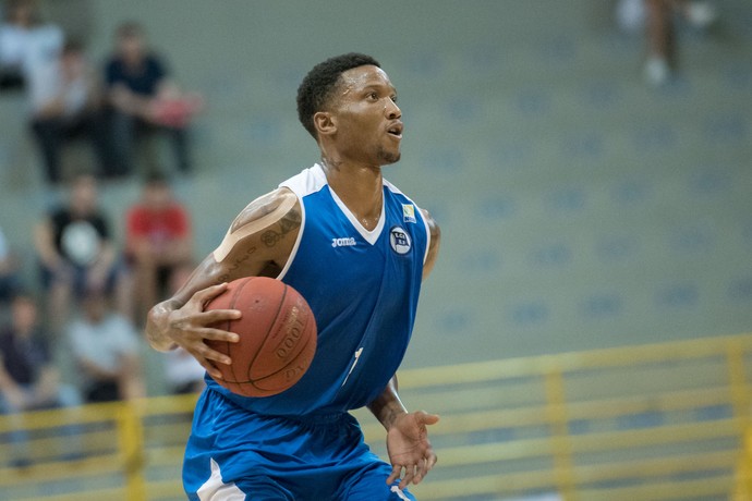 Holloway Franca x Pinheiros (Foto: Newton Nogueira/NBB)