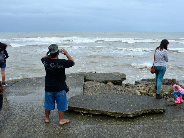 Pessoas observam o mar da Costa Rica, à espera de sinais do furacão Otto (Foto: Ezequiel Becerra / AFP Photo)