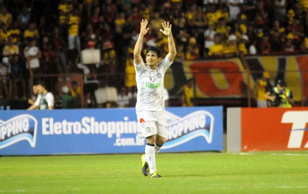 Aloísio comemora o gol marcado na Ilha do Retiro (Foto: Aldo Carneiro / Pernambuco Press)