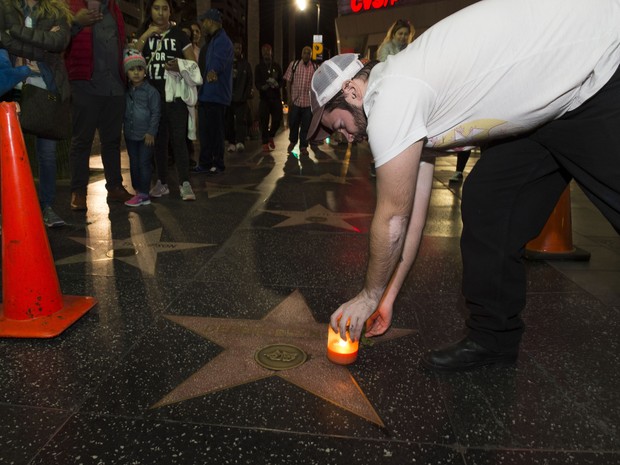 Estrela de Debbie Reynolds na Calçada da Fama de Hollywood, nos Estados Unidos, recebe homenagens (Foto: Valerie Macon/ AFP)