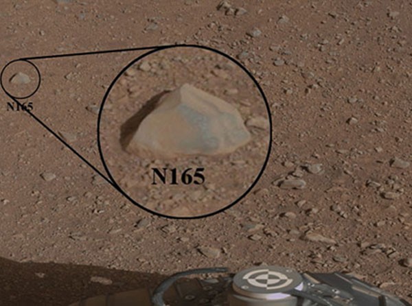 Foto feita antes do uso do laser, mostra a rocha escolhida para ser o primeiro alvo do Curiosity. (Foto: Reprodução/Nasa)