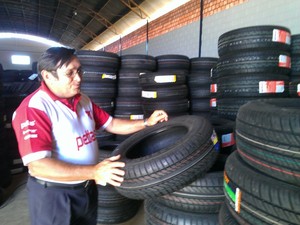 Sampaio explica que a manutenção correta pode aumentar a vida útil dos pneus (Foto: Bernardo Gravito/G1)