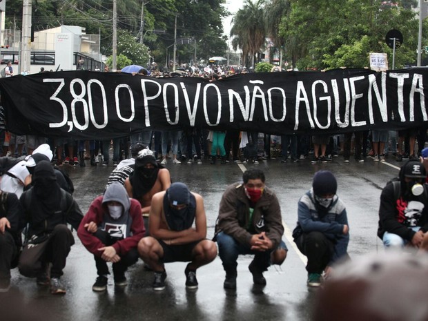 Manifestantes caminham pela Zona Oeste de SP em ato contra aumento da tarifa (Foto: Marcelo Brandt/G1)