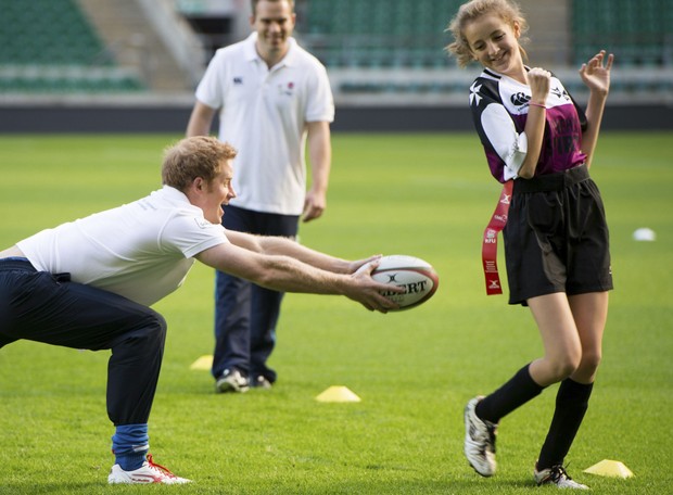 Príncipe Harry joga futebol americano (Foto: REUTERS/Ian Gavan)