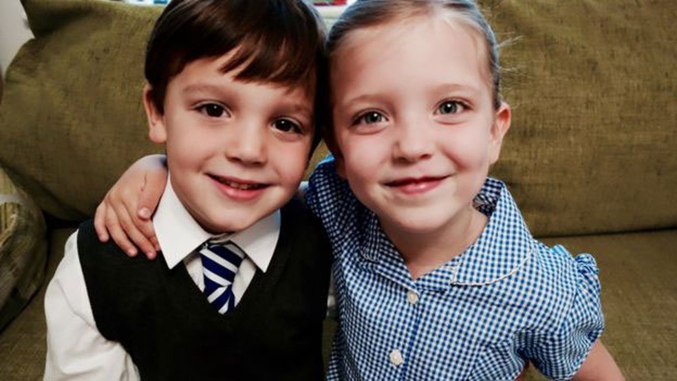 Casal de gêmeos Jasper e Phoebe Tomkins em seu primeiro dia na escola (Foto: Lauren Apfel/BBC)