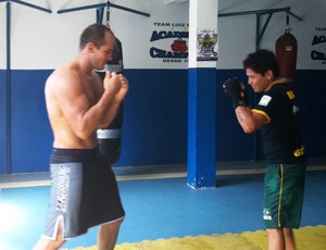 Cigano treina com boxeadora da Seleção Brasileira Adriana Araújo (Foto: Reprodução SporTV)