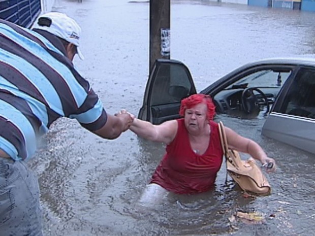 Mulher é resgatada após carro ser arrastado pela chuva (Foto: Reprodução / TV TEM)