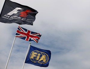 Bandeiras da Fórmula 1, do Reino Unido e da FIA no circuito de Silverstone, palco do GP da Inglaterra (Foto: Getty Images)