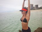 Laura Keller mostra cinturinha em dia de praia após corrida