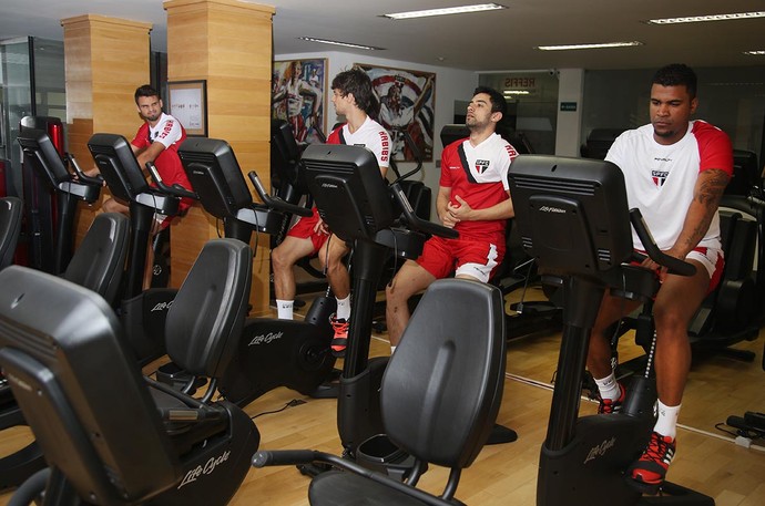 Lucão, Rodrigo Caio, Daniel e Breno se exercitam no Reffis, do São Paulo (Foto: Rubens Chiri / saopaulofc.net)