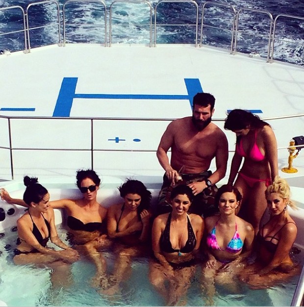 Dan Bilzerian  conhecido por postar imagens de festas extravagantes, sempre com muitas mulheres (Foto: Reproduo/Instagram/danbilzerian)