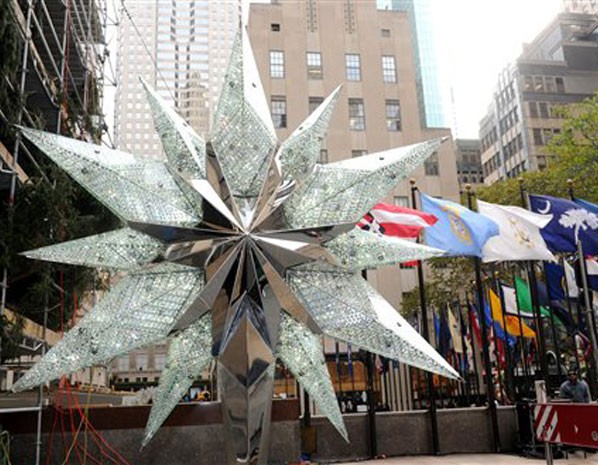 Estrela de Natal da Swarovski, com 25 mil cristais, ficará o topo da árvore de Natal do Rockefeller Center (Foto: Diane Bondareff/Invision for Swarovski/AP)