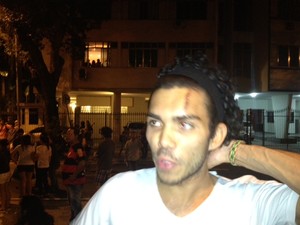 Ruan Martins Nascimento, atingido por um cinzeiro em protesto no Copacabana Palace no sábado (13), voltou às ruas neste domingo (14) (Foto: Alba Valéria Mendonça/G1)