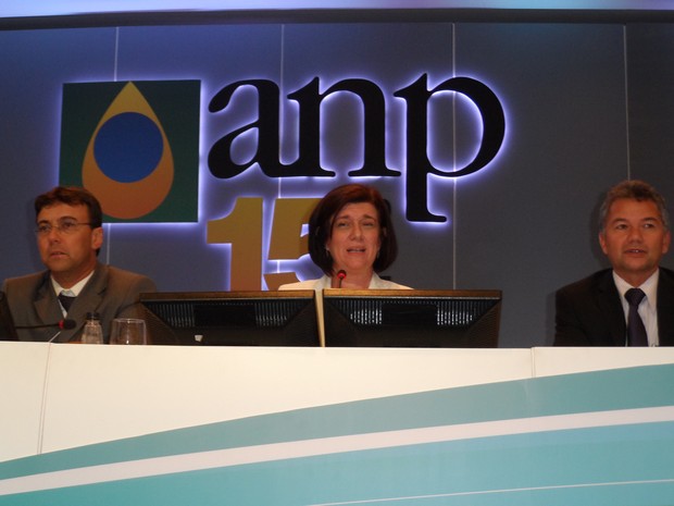 Magda Chambriard entre diretores da ANP (Foto: Lilian Quaino/G1)