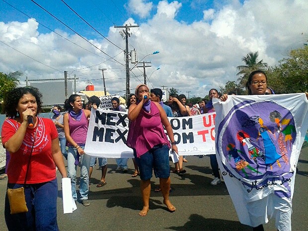 Mulheres protestam contra vocalista da New Hit em casa de veraneio na BA (Foto: Divulgação/ Núcleo Negra Zeferina )