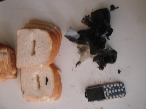 Celular estava dentro de pão no interior do Sedex (Foto: Divulgação / SSP)