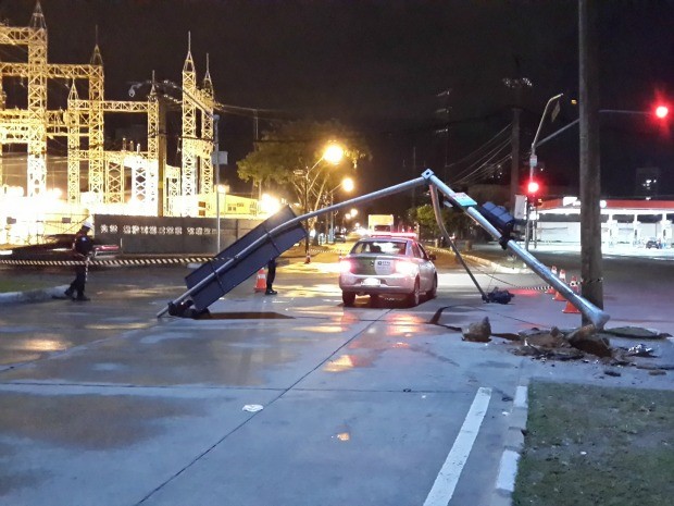 Poste caiu depois de sofrer impacto por volta das 22h de terça-feira (10). (Foto: Lino Wessen Sultanum/Acervo Pessoal)