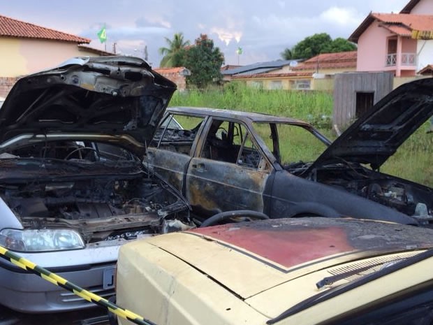 Dos 235 carros na área, incêndio atingiu 17 veículos (Foto: Jampierre Martins/TV Tapajós)
