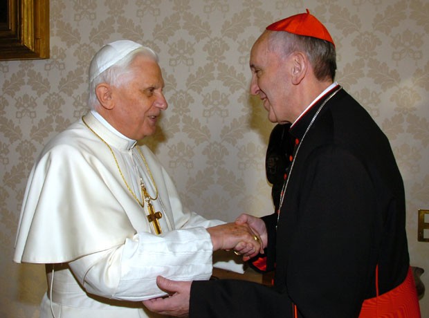 Em foto de 2007, o então Papa Bento XVI com o arcesbispo de Buenos Aires, Jorge Mario Bergoglio (Foto: AFP)
