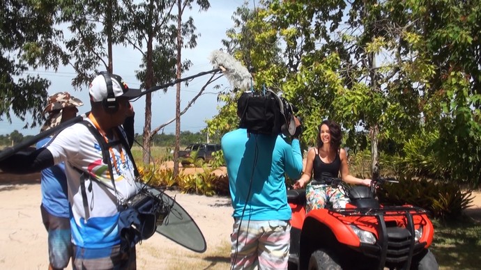 Renatinha faz passeio de quadriciclo com destino à Praia de Taipú de Fora (Foto: TV Bahia)