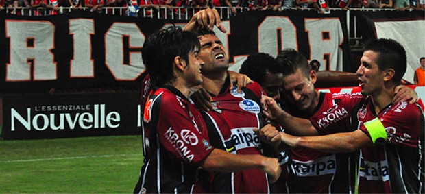 Jogadores do Joinville comemoram segundo gol contra o Guarani (Foto: Divulgação Site Oficial do Joinville)