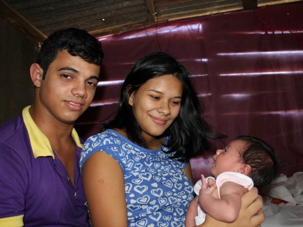 Jean, Vanessa e Laís moram em uma casa simples em Porto Velho (Foto: Flaviane Azambuja/G1)