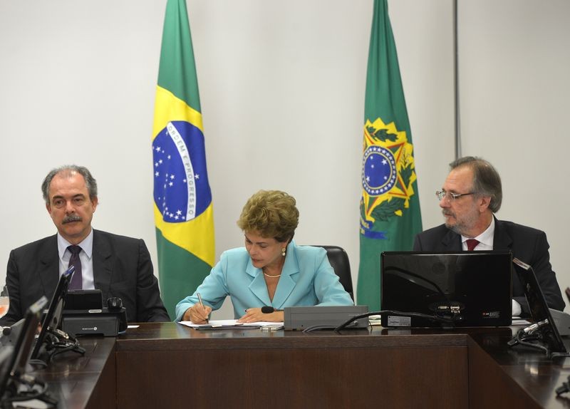 A presidente Dilma Rousseff assina Medida Provisória do Programa de Proteção ao Emprego, durante reunião no Palácio do Planalto (Foto: Wilson Dias/Agência Brasil)