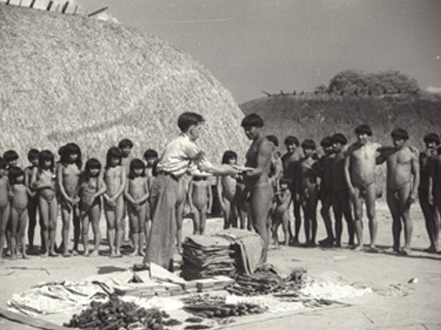 Distribuição de brindes aos índios Kuikuro pela equipe do Serviço de Proteção ao Índio (Foto: Divulgação/Museu do Índio)